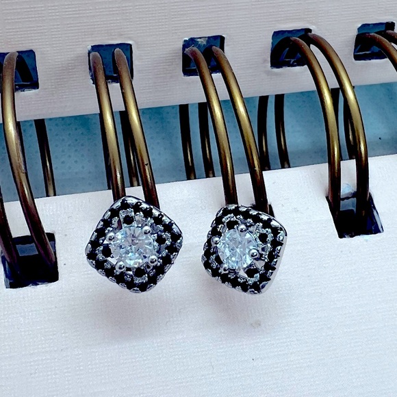 🌟 Sterling Silver Black Diamonds Stud Earring - Picture 3 of 4